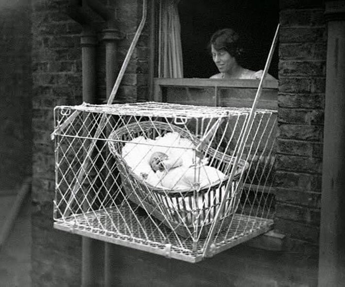 Dans les années 1930, les cages à bébés étaient utilisées pour s’assurer que les enfants vivant dans des immeubles d’habitation avaient suffisamment d’air frais et de lumière du soleil.