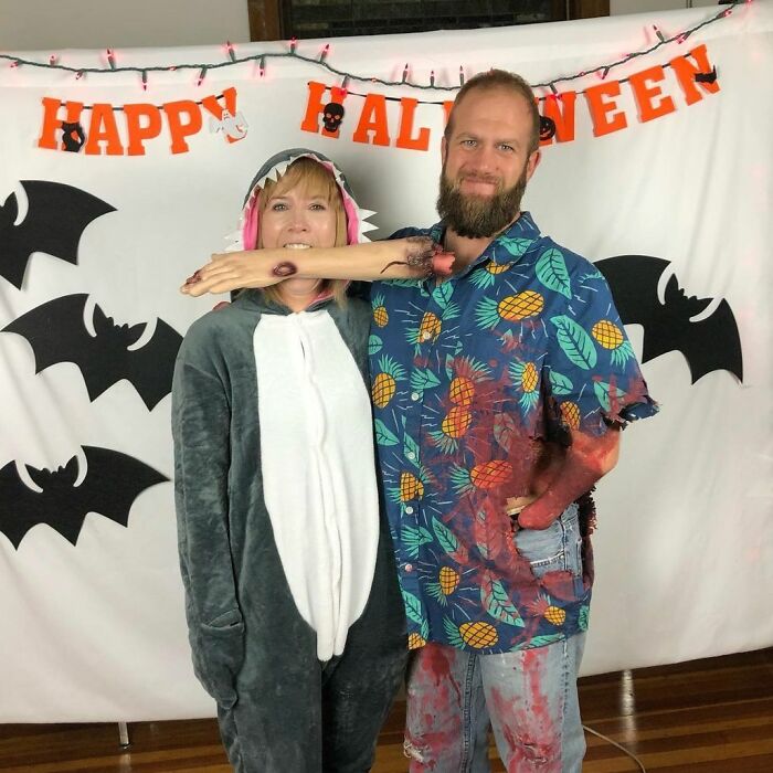 a remporté le prix du meilleur costume de couple ! je ne voudrais pas être attaquée par un autre requin qu’elle