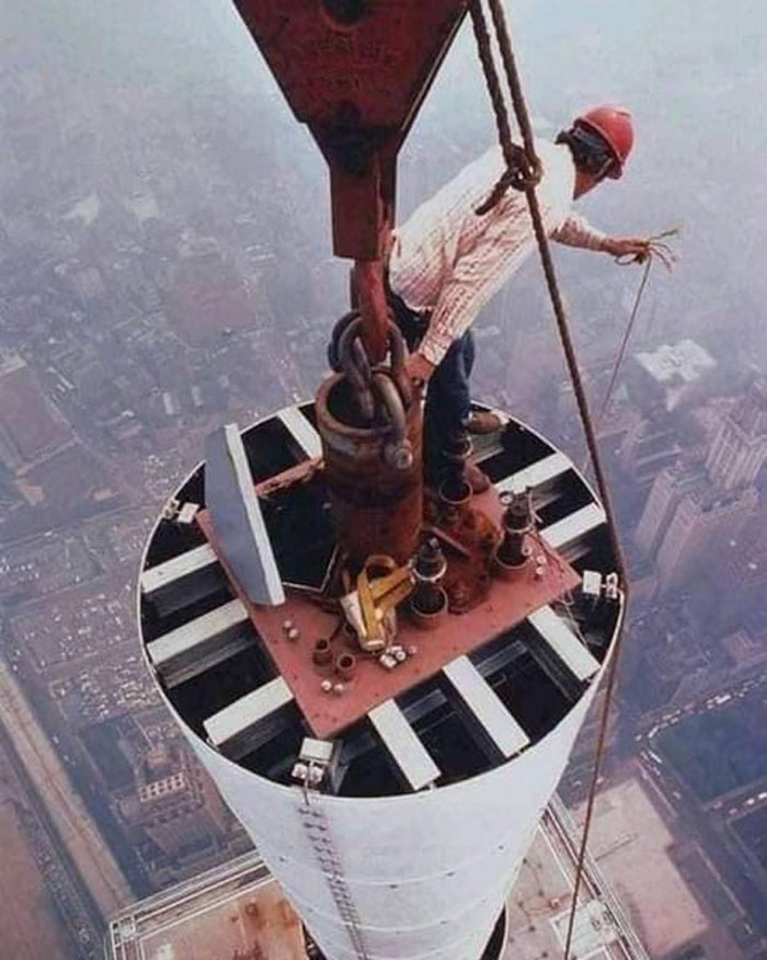 réparation de l’antenne du world trade center, new york city, 1979. photo de peter b. kaplan