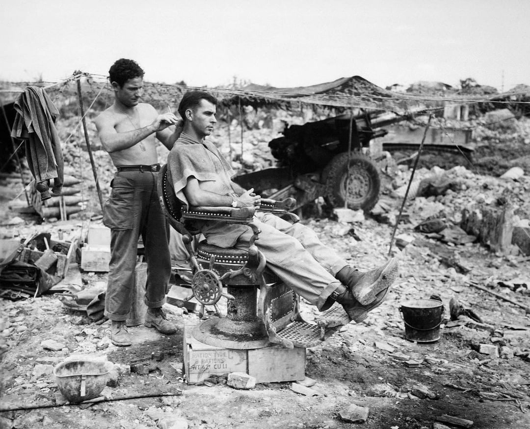 deux hommes du 363e bataillon d’artillerie de campagne près d’okinawa. 10 juin 1945