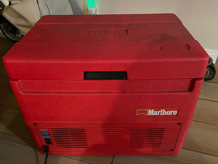 papa utilise toujours le réfrigérateur de voiture 12v fabriqué par coleman et portant la marque marlboro, qu’il a obtenu dans un catalogue marlboro des années 90.