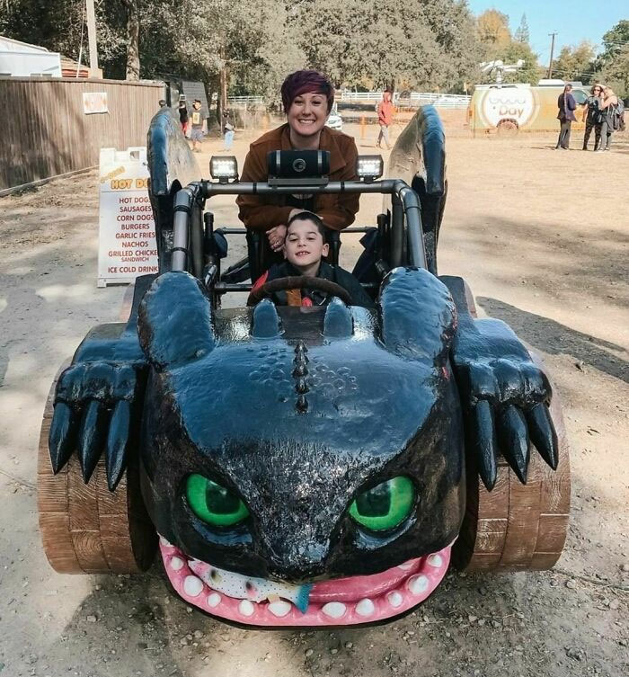 sérieusement, juste wow. Jackson, 8 ans, avait deux idées pour son fauteuil roulant magique, alors son constructeur les a combinées toutes les deux. cory hunt, nous t’aimons.