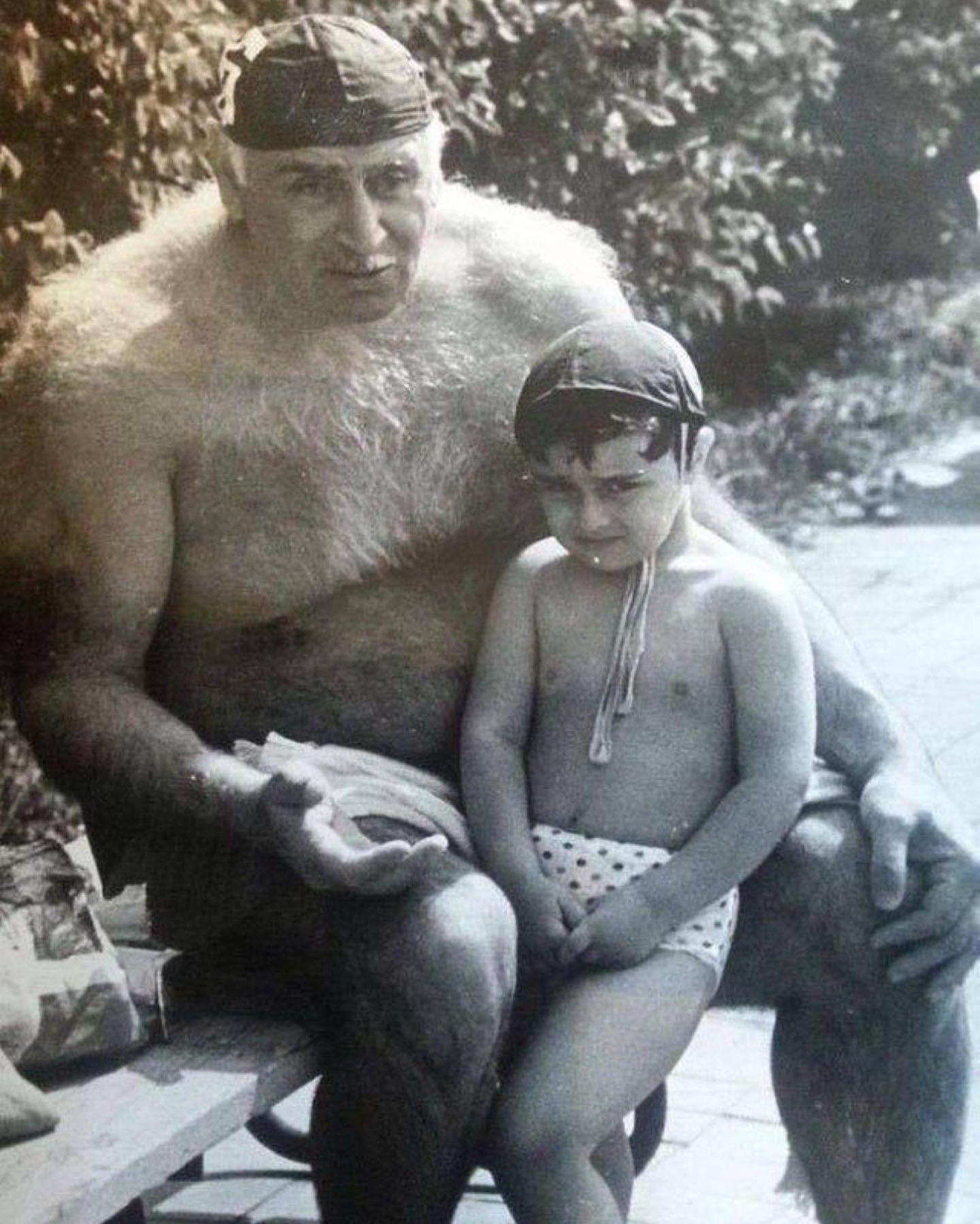 le légendaire joueur de water-polo soviétique géorgien petre mshvenieradze avec son petit-fils, 1990