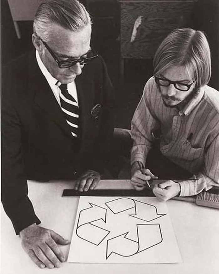 la création du logo de recyclage par g. anderson, 23 ans à l’époque. (1970)