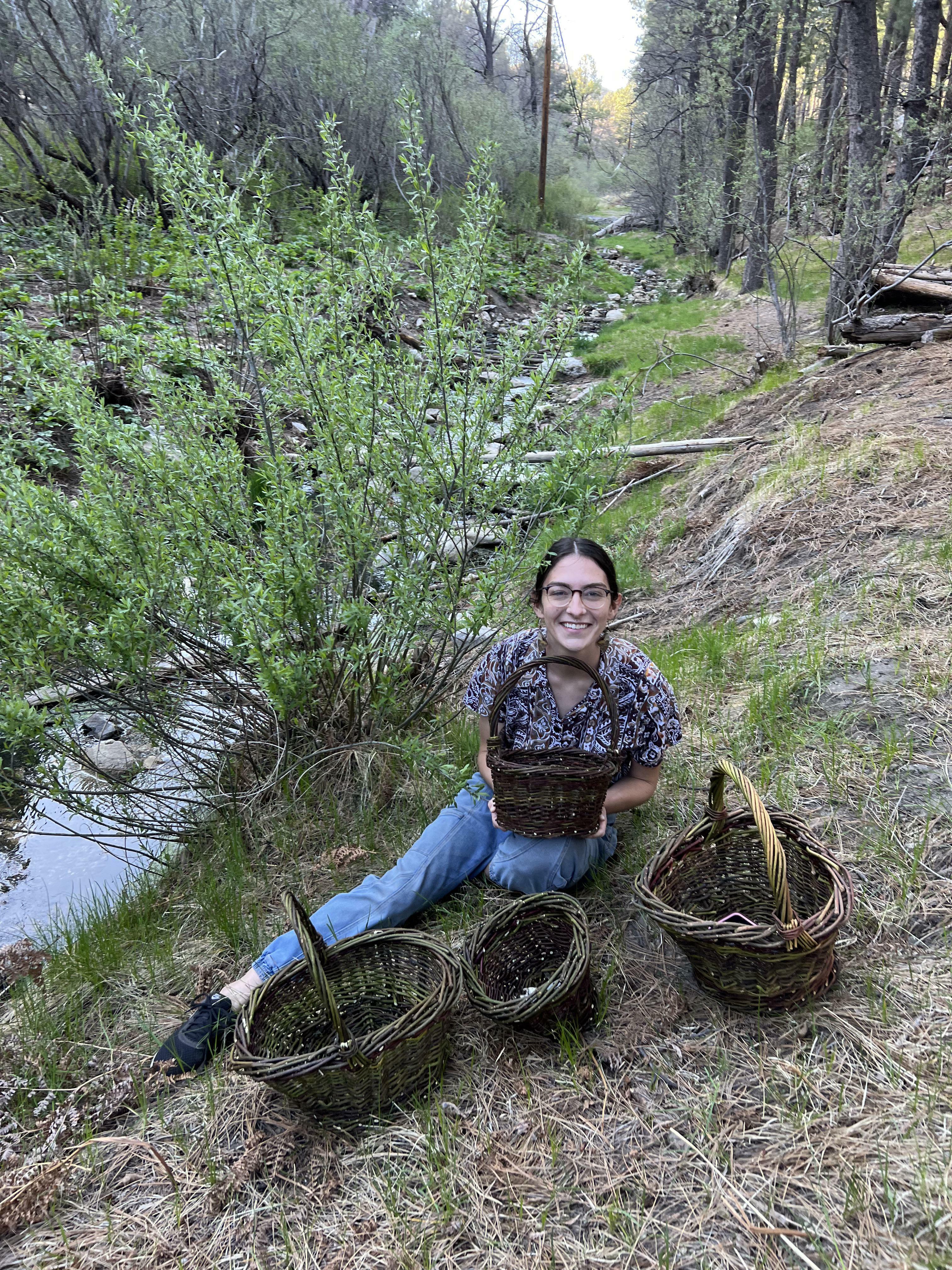 moi avec mes paniers que j'ai fabriqués avec du saule fourragé - je les ai pris pour faire des photos maintenant que le saule a des feuilles