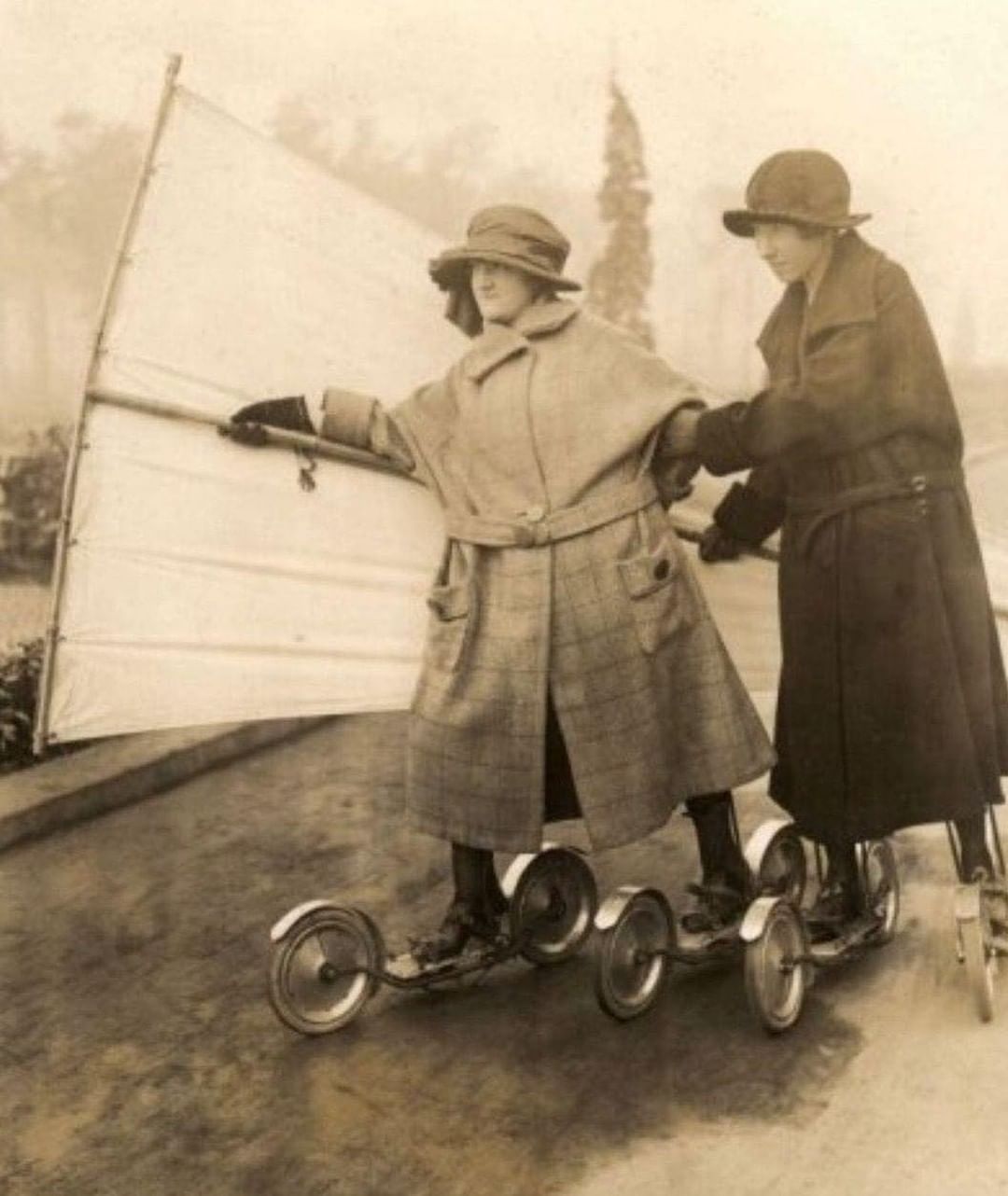 deux jeunes femmes faisant du roller avec une voile à berlin, 1923