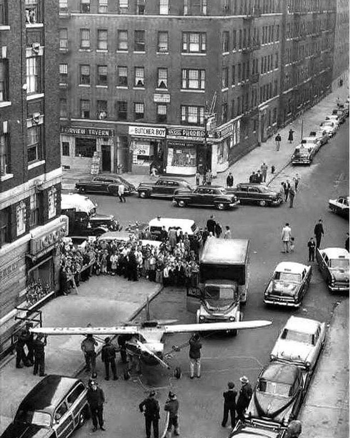 1956 : pour un pari alors qu’il était ivre, l’ancien marine thomas fitzpatrick a volé un petit avion du new jersey et l’a fait atterrir parfaitement dans une rue étroite de manhattan, devant le bar où il avait bu.