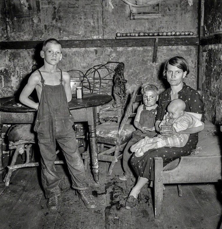 La femme d’un mineur de charbon et trois de leurs enfants. Maison d’entreprise à pursglove, scotts run, virginie occidentale, septembre 1938