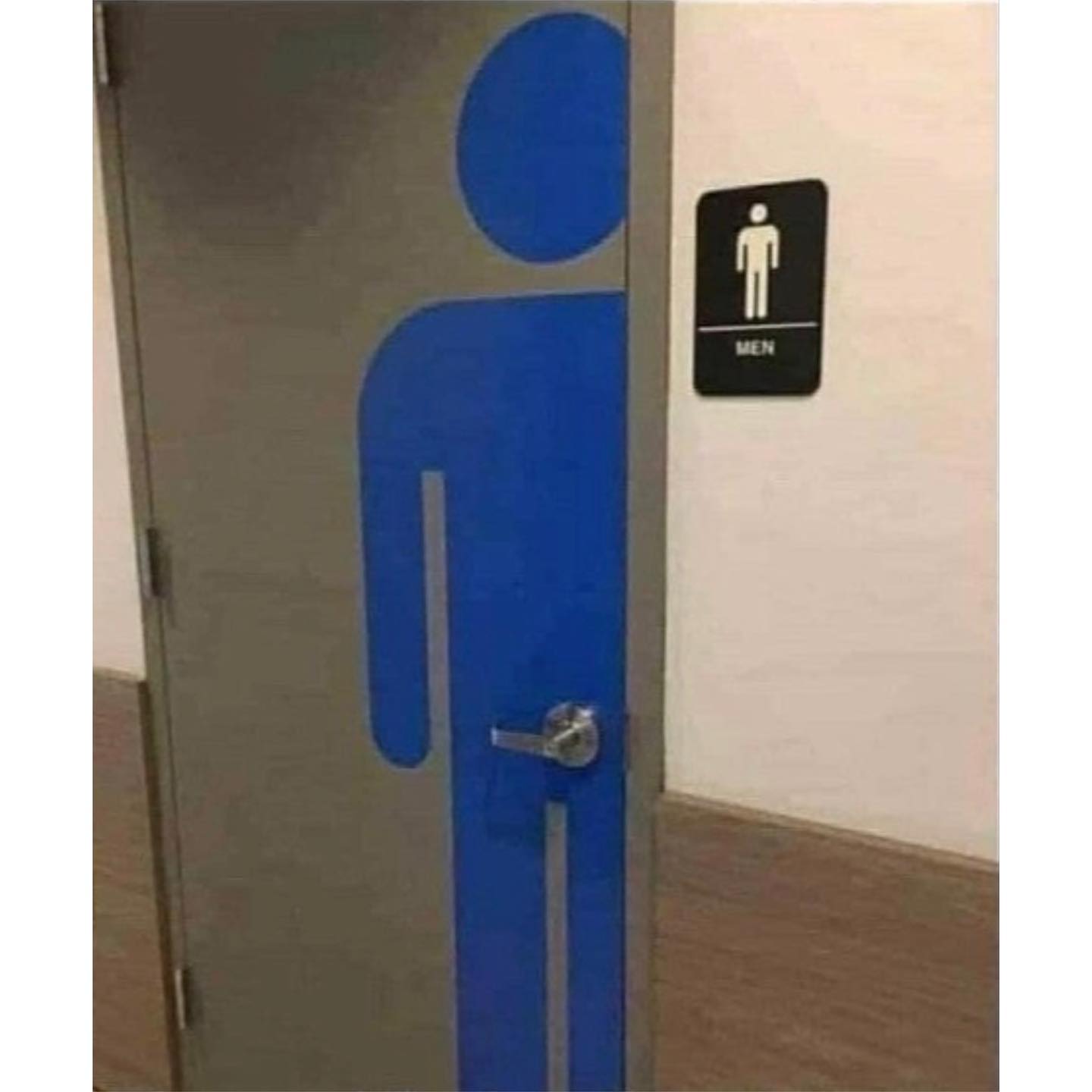 J’aime la façon dont ils ont géré le design de la porte des toilettes