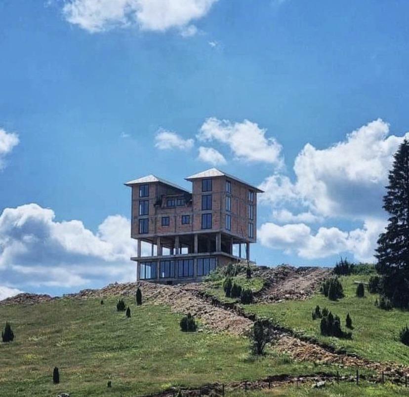 Si tu veux avoir un grand bâtiment au milieu d’une colline, mets au moins une façade.