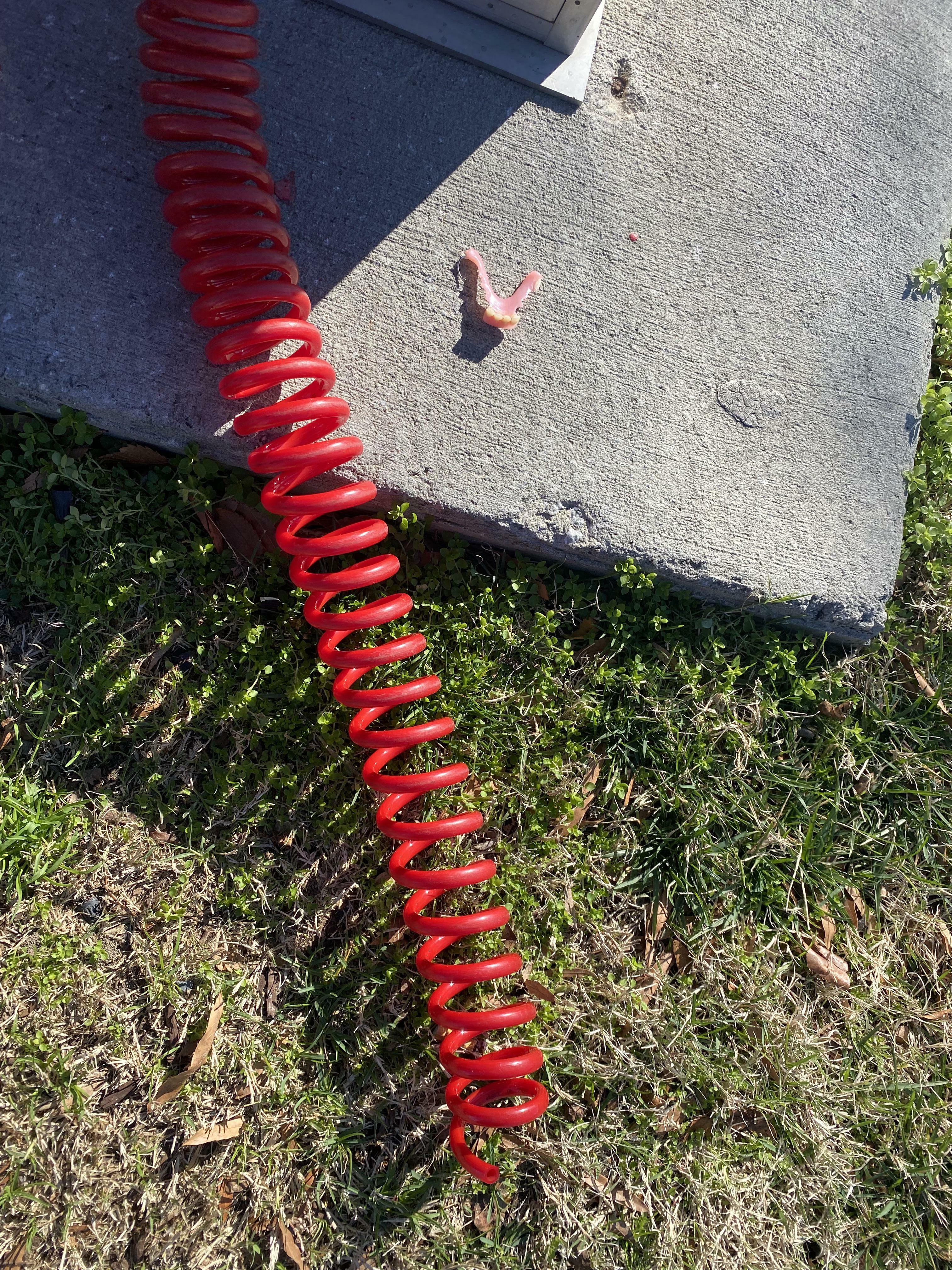 chère personne qui est partie avec la pompe à air encore attachée à ta roue, tu as oublié tes dents