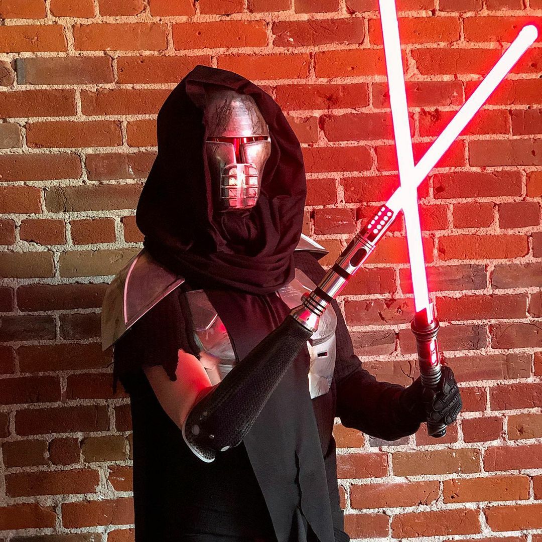 Tu voulais un Sith bionique, et bien maintenant tu en as un – complet avec une prothèse de sabre laser.