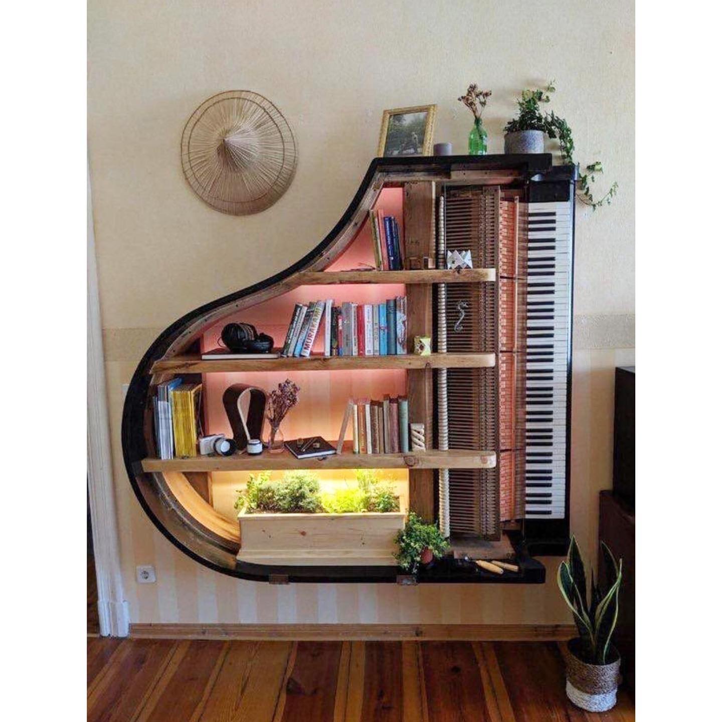 ‘Construis-nous une étagère, tu es le fan de piano Construis-nous une étagère avec une lumière la, la-la, di-di-da’.