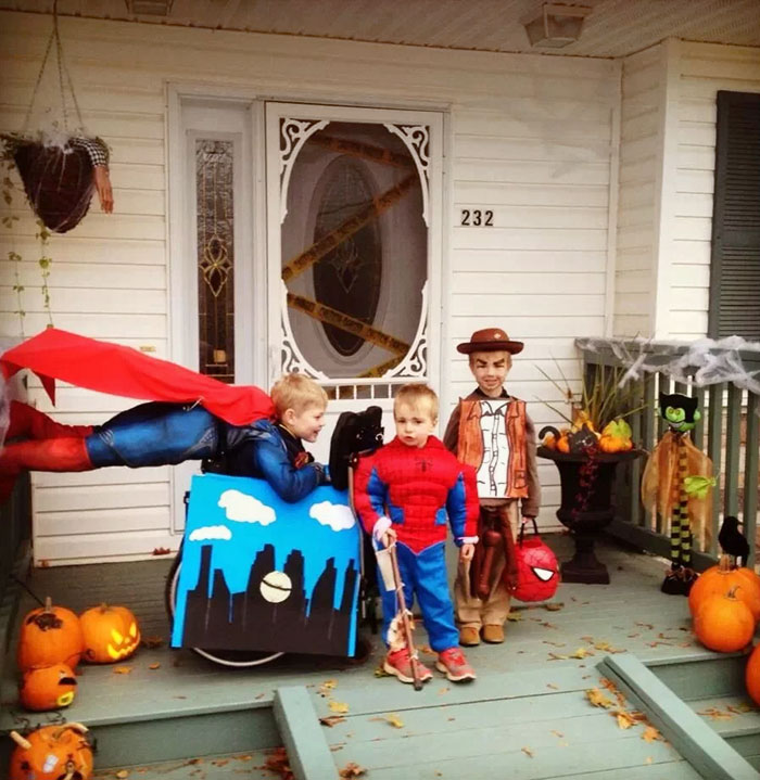 L’ami de mon père a un enfant qui est en fauteuil roulant. Il fait un travail exceptionnel sur les costumes de son enfant.