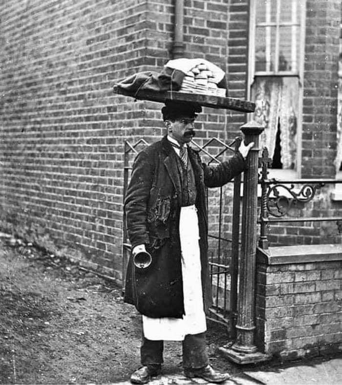 l’homme aux muffins en 1910, londres. il sonnait une cloche en marchant dans les rues avec ses marchandises sur un plateau sur sa tête.