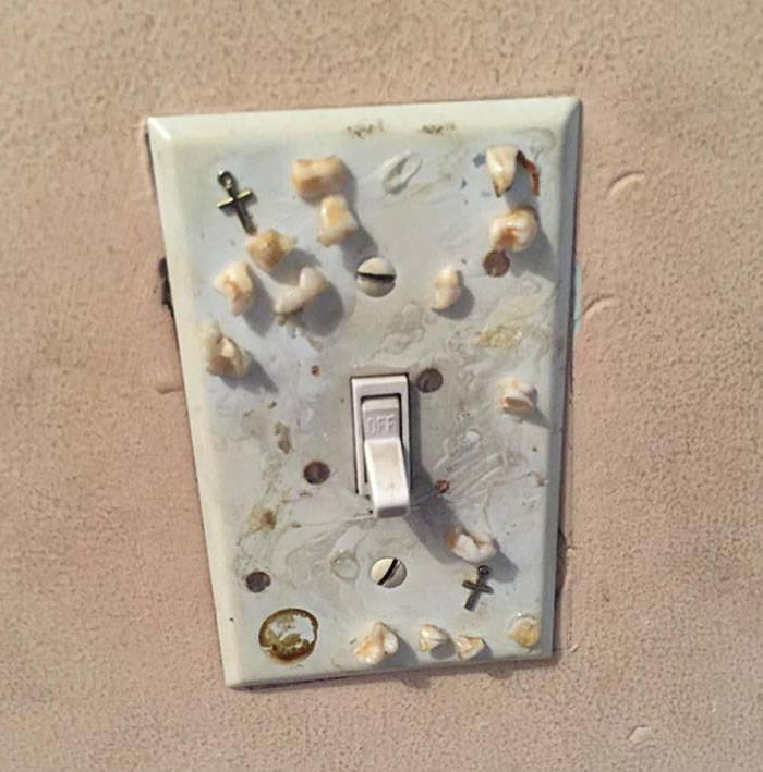 une amie qui est agent immobilier a allumé l’interrupteur pour les clients lors de la visite d’une maison et a failli sortir de la maison en courant.