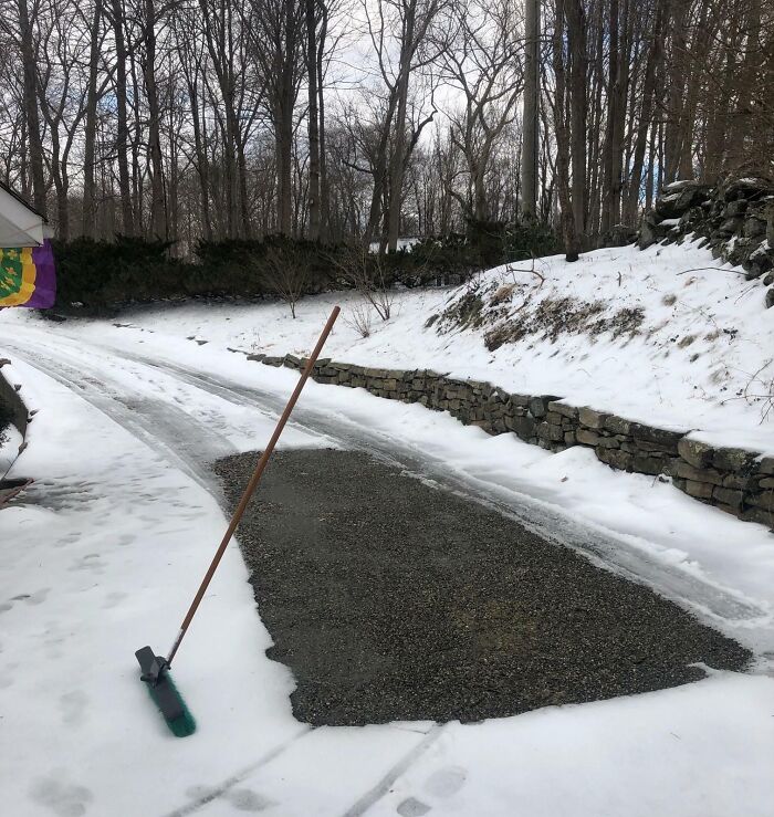 J’ai laissé mon balai à neige appuyé sur ma voiture et je l’ai oublié. Quand je suis partie, il avait gelé au sol et était resté debout.