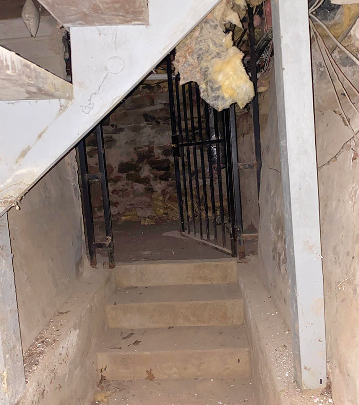 Je fais des travaux d’électricité dans cette maison qui a été construite dans les années 1800 et il y a une cellule de prison sous l’escalier du sous-sol.