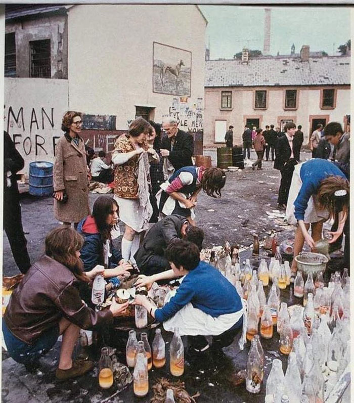 des filles fabriquant des bombes à essence pendant la bataille du bogside, irlande, 1969