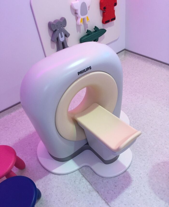 C’était dans un hôpital du NHS au Royaume-Uni. Ils ont une machine à IRM jouet dans la salle d’attente de l’hôpital.