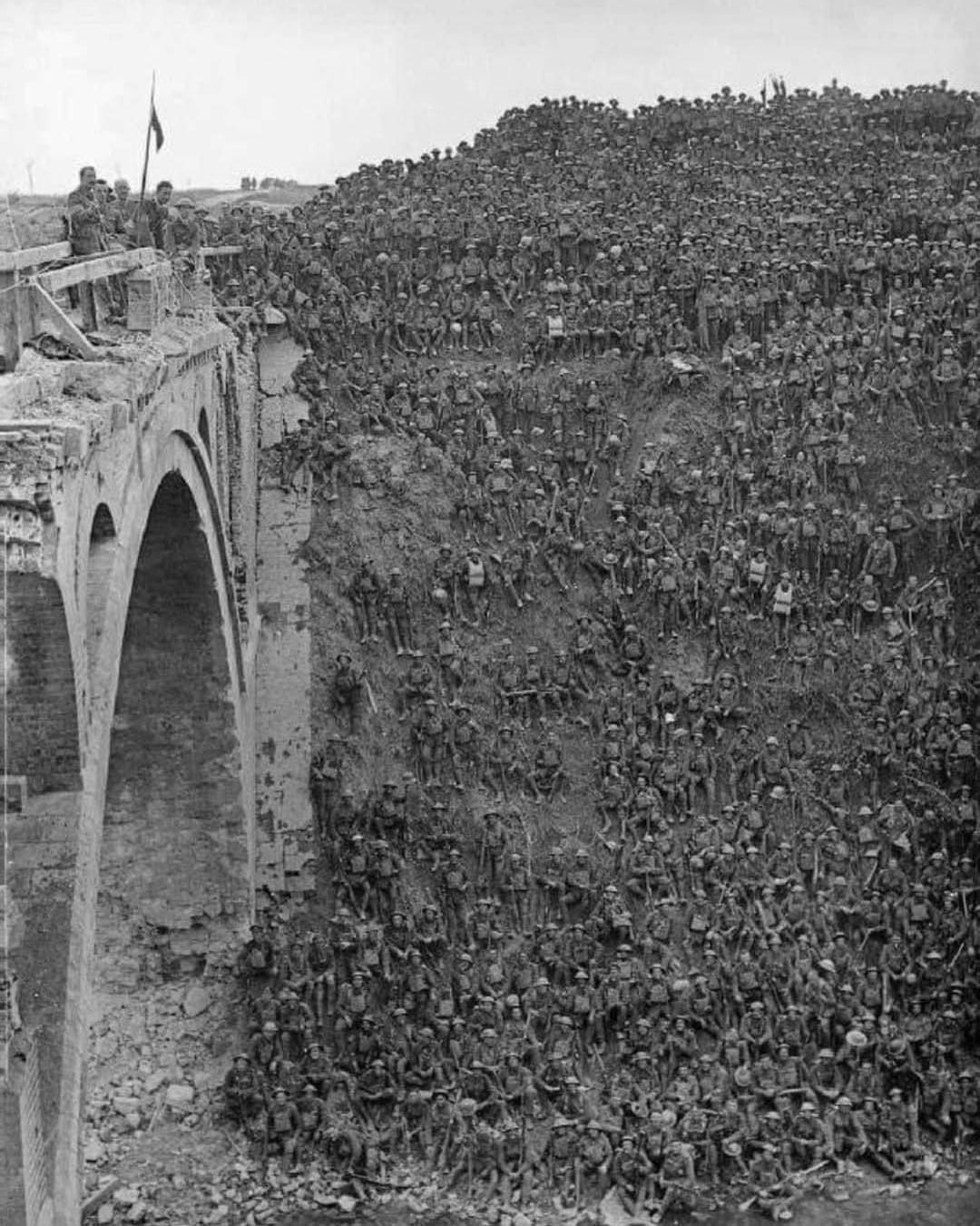 le général de brigade britannique j v campbell s’adressant aux troupes de la 137e brigade (46e division) depuis le pont de riqueval sur le canal de st quentin, france, 2 octobre 1918