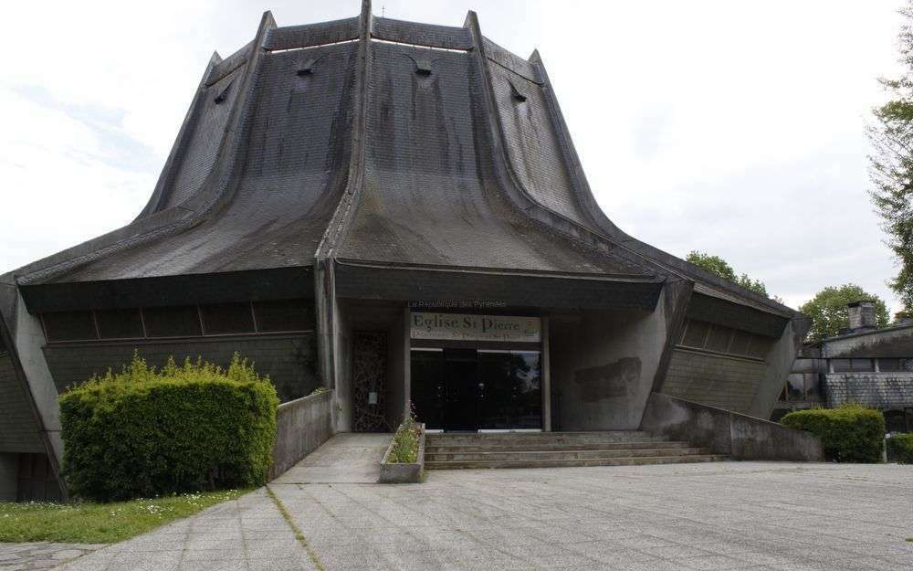 église “saint-pierre” à pau, france