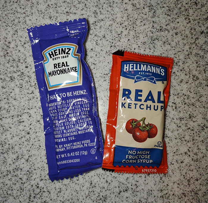 Les paquets de ketchup et de mayonnaise que j’ai reçus d’un restaurant avec ma nourriture sont des marques opposées à ce que je considérerais comme leur spécialement.