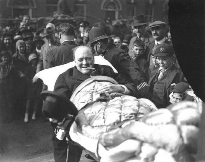 winston churchill est transporté d’une maison de retraite après avoir été heurté par une voiture à new york, 1931