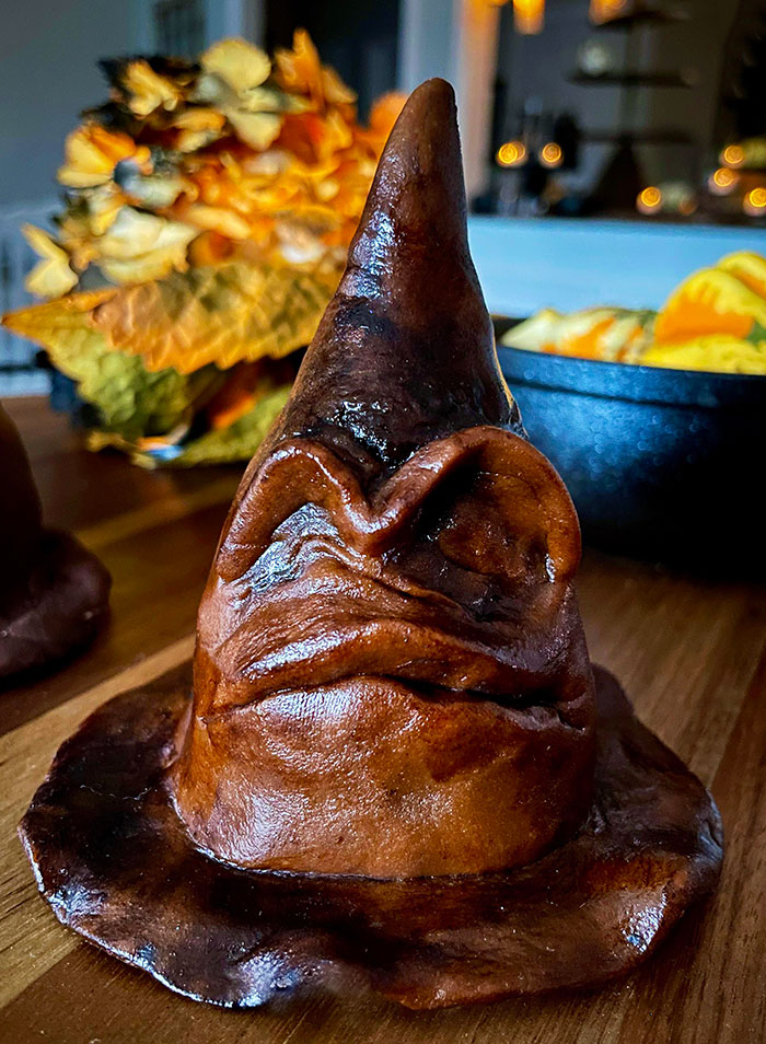 mini gâteaux en forme de chapeau de triage pour des friandises d’halloween sur le thème de “harry potter”.
