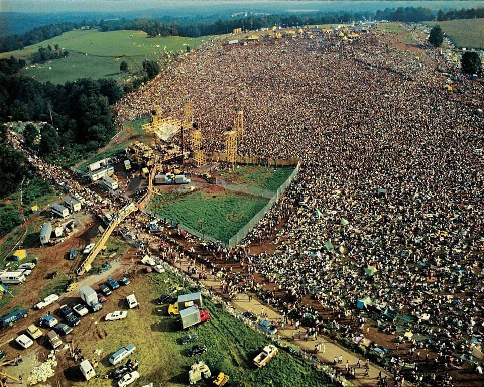 vue aerienne de plus de 400 000 personnes au woodstock, 1969