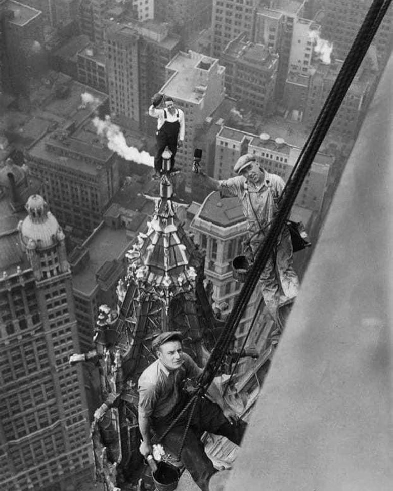 peintres au sommet du woolworth building à new york city, 1926