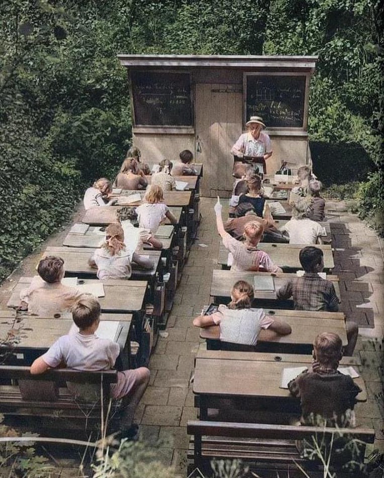 une école en plein air en 1957, Pays-Bas au début du 20e siècle, un mouvement en faveur des écoles en plein air a eu lieu en Europe.