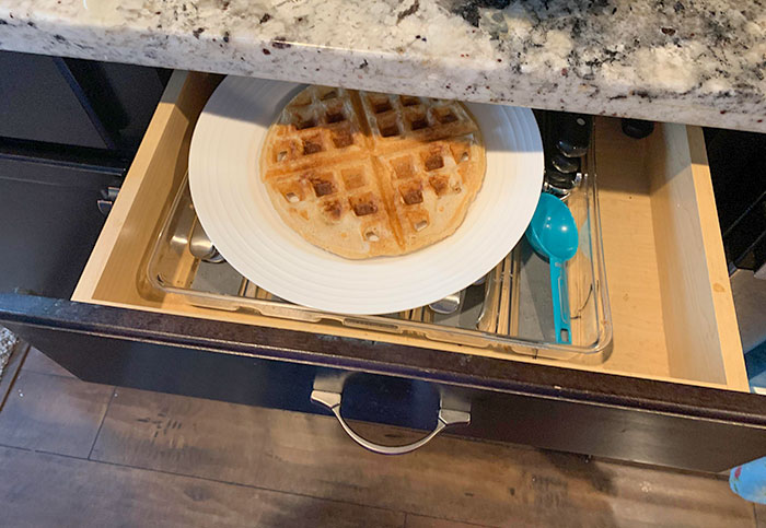 Ma mère m’a juré qu’elle m’avait déjà fait une gaufre, mais nous ne l’avons pas trouvée. Alors elle en a fait une autre et j’ai attrapé une fourchette.