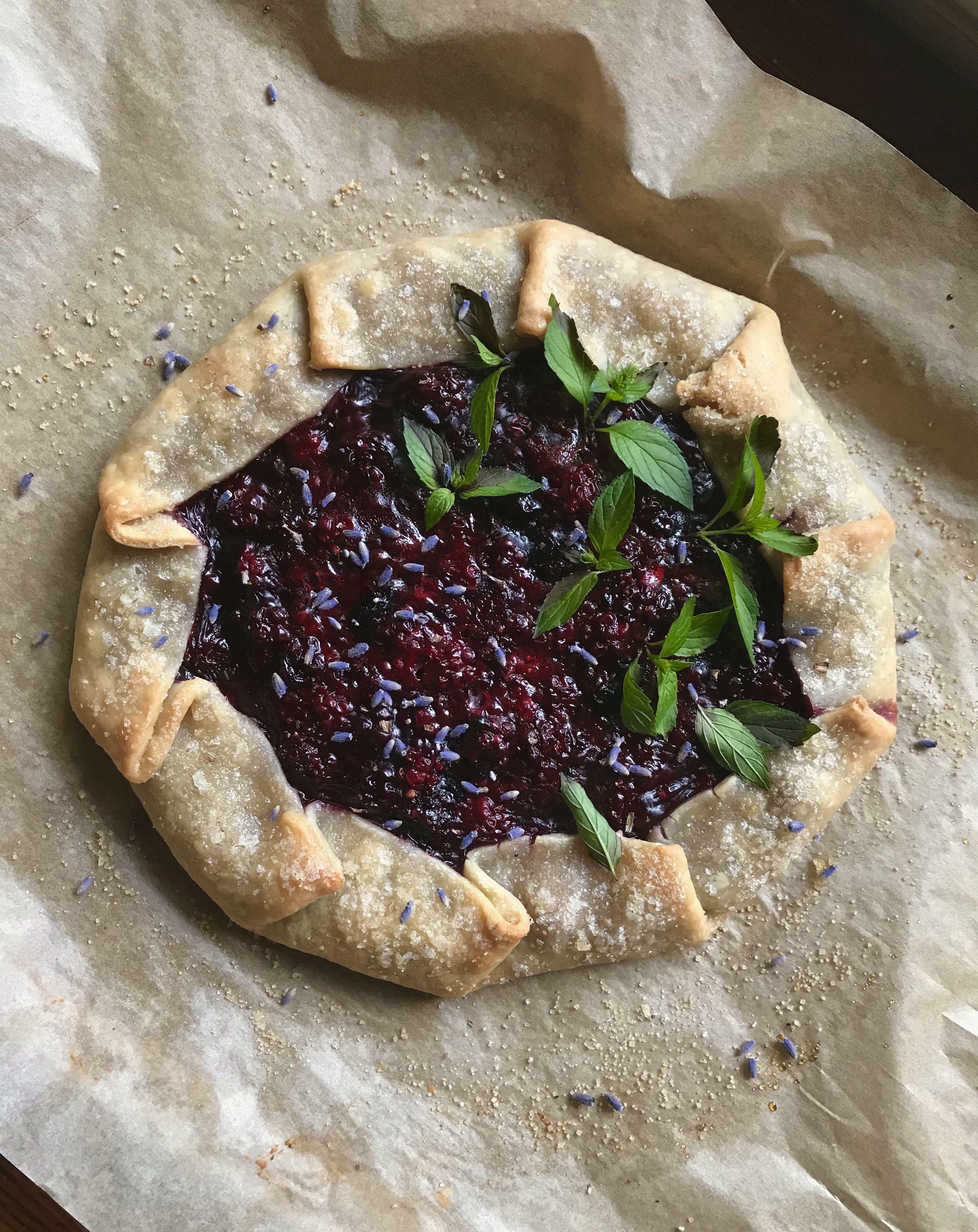 fait une galette avec des mûres sauvages, de la lavande et de la menthe au chocolat