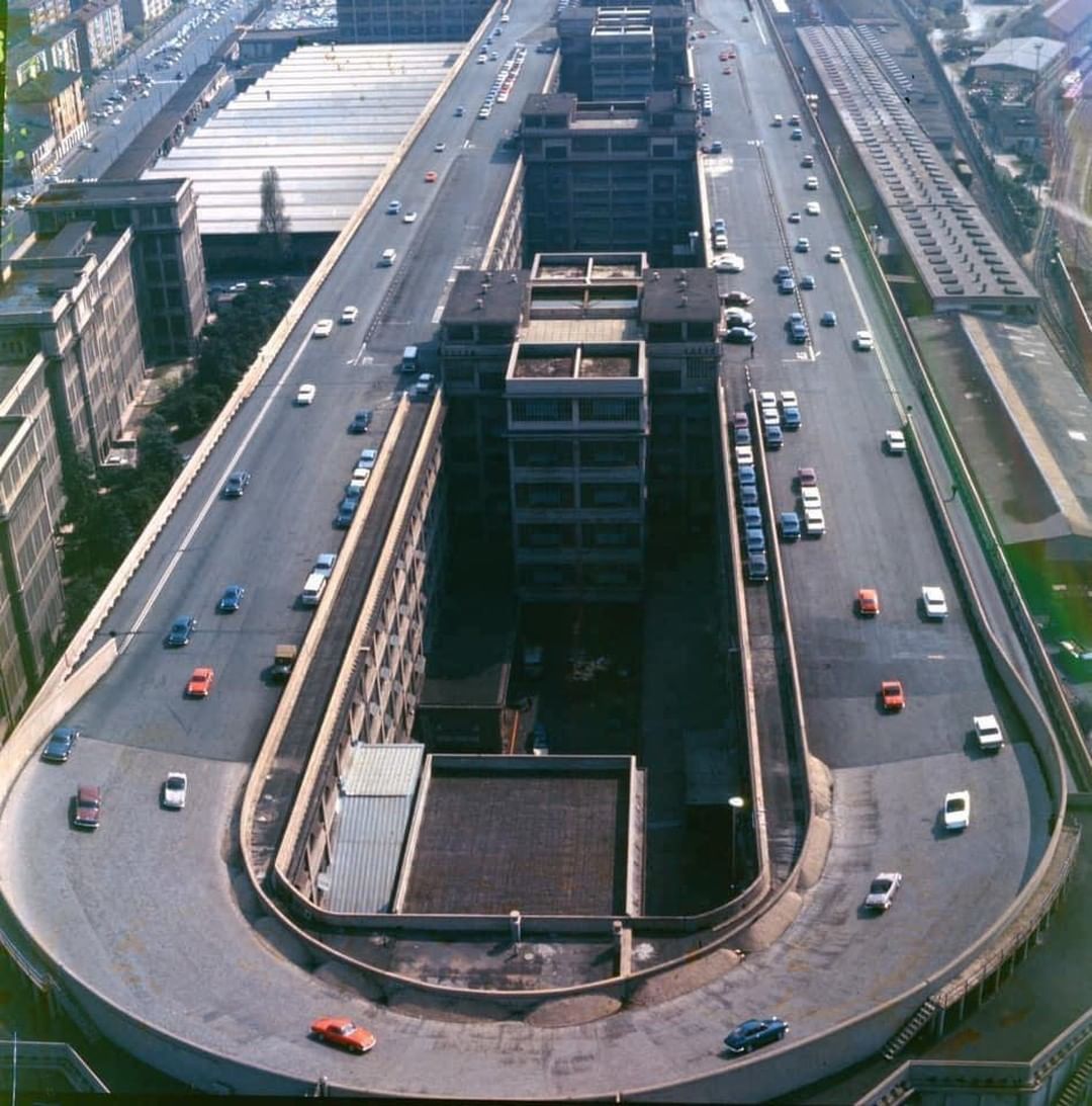 le toit d’une ancienne usine fiat. oui, c’est une piste. (lingotto, turin – italie)