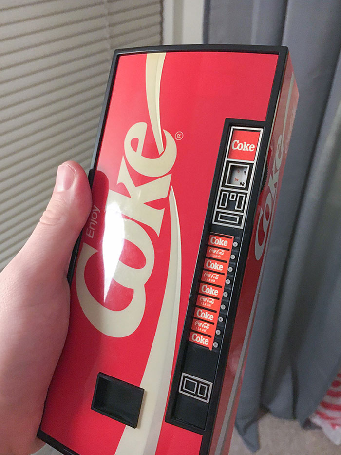 Cette radio que j’ai trouvée dans mon grenier est construite pour ressembler à un distributeur automatique de coca cola.