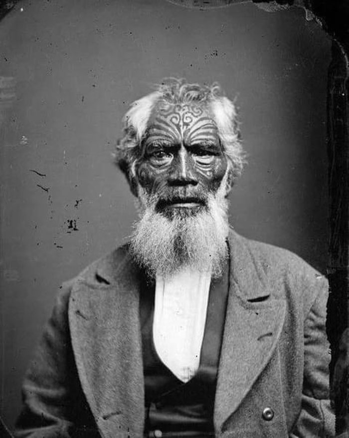 homme maori du district de hawkes bay, photographié en 1870 par samuel carnell