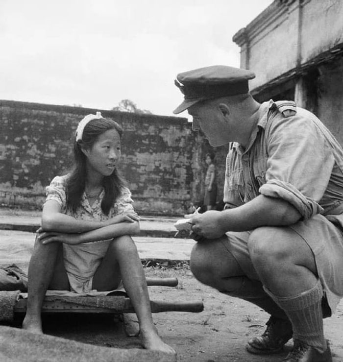 une jeune femme chinoise de l’un des “bataillons de réconfort” de l’armée impériale japonaise est interviewée par un officier de la Royal Air Force britannique à rangoon après avoir été libérée en août 1945.