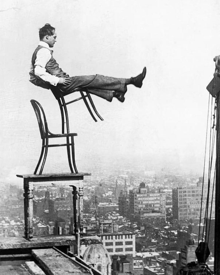 “human fly” john “jammie” reynolds en équilibre sur un toit de new york, années 1910