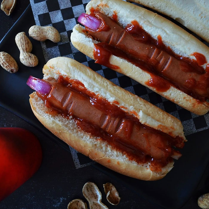 voici un twist carn’evil’ au classique doigt de hotdog sanglant. doigts de dame à barbe