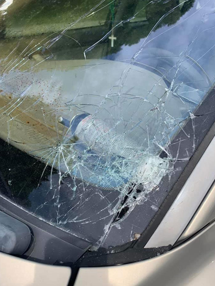 Un ami a oublié qu’il avait du macis d’ours dans sa voiture après avoir fait du camping pendant le week-end, et le soleil chaud l’a transformé en missile à épices.