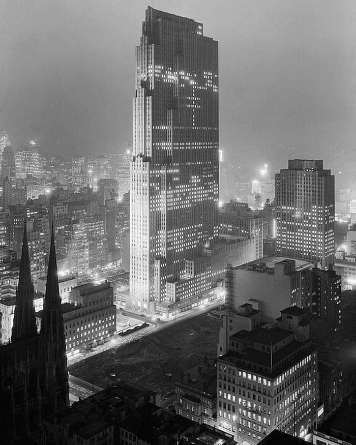 cette photo de new york en 1933 a l’air de dater des années 2070. le trou géant dans le sol juste en face de la 5e avenue est le site de construction du futur centre rockefeller.