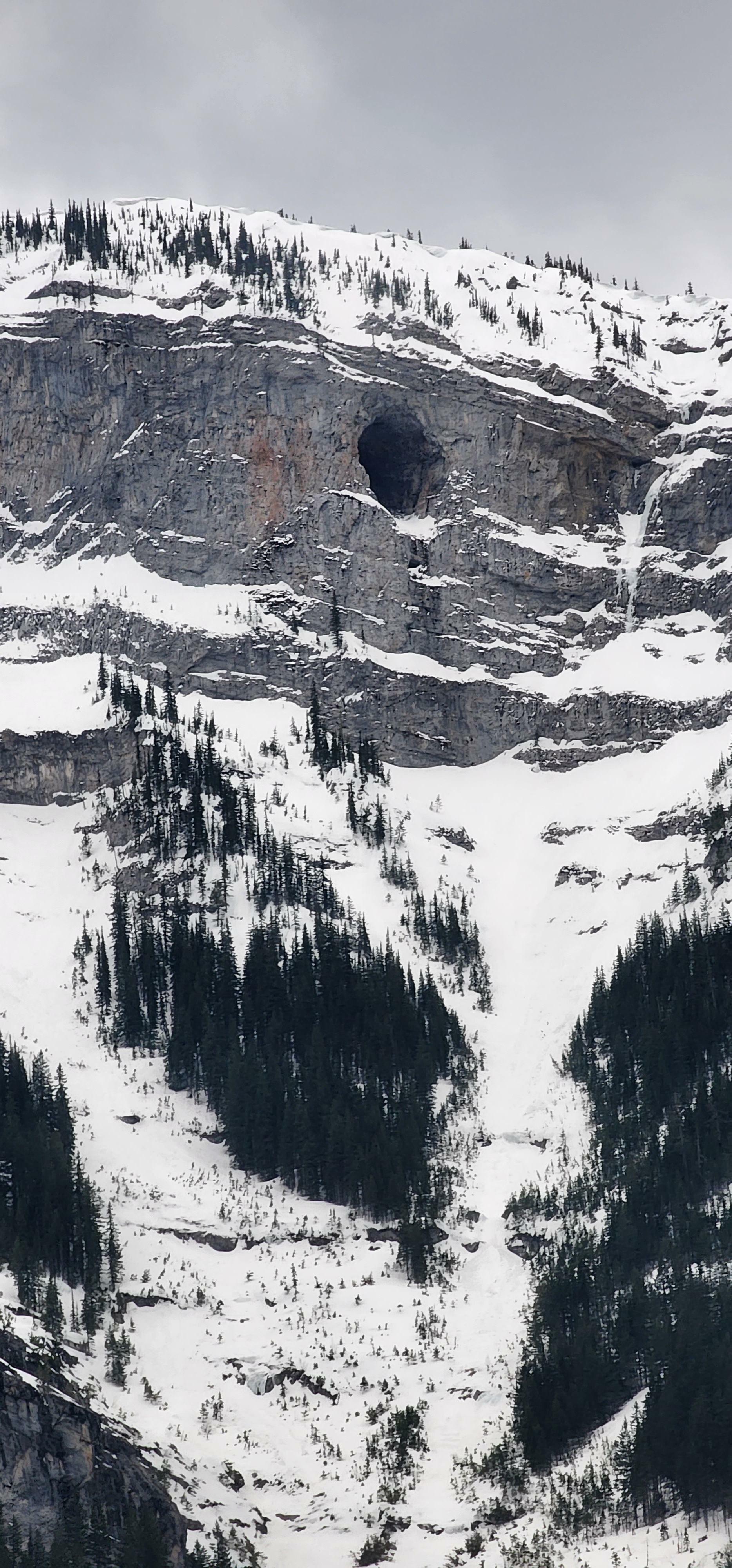 grand trou dans une énorme montagne près de fernie, bc