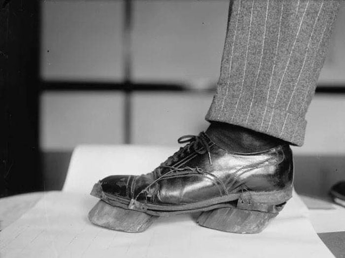 Chaussures de vache utilisées par les cambrioleurs à l’époque de la prohibition pour dissimuler leurs empreintes, 1924.