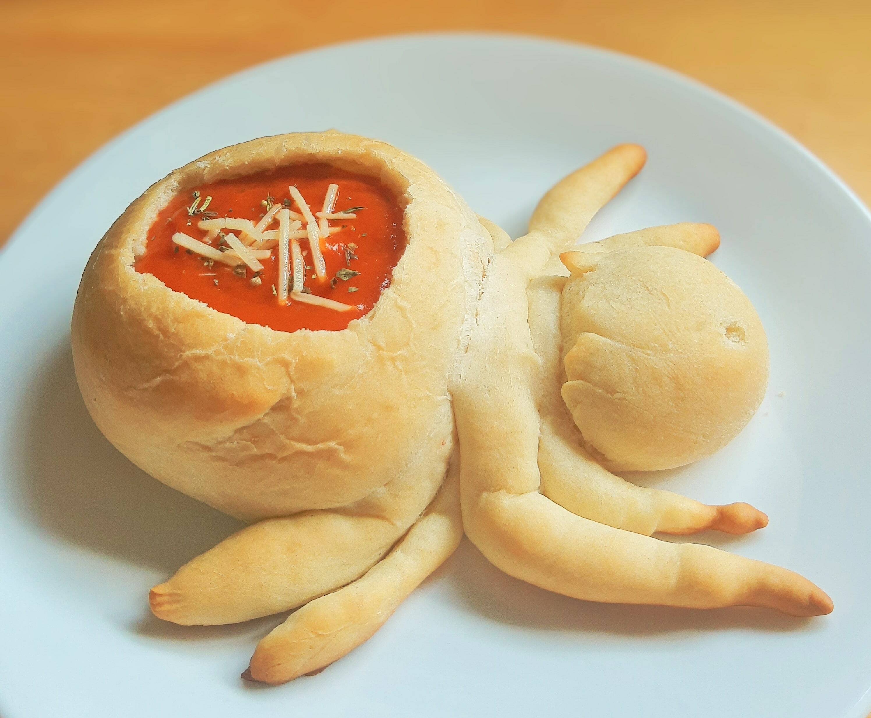 Soupe à la tomate dans un bol de pain araignée