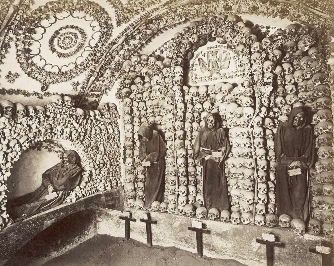 Les squelettes ornés de la crypte des capucins de Rome. Cette crypte contient les restes de 4 000 individus différents. Cette photo a été prise vers 1900.