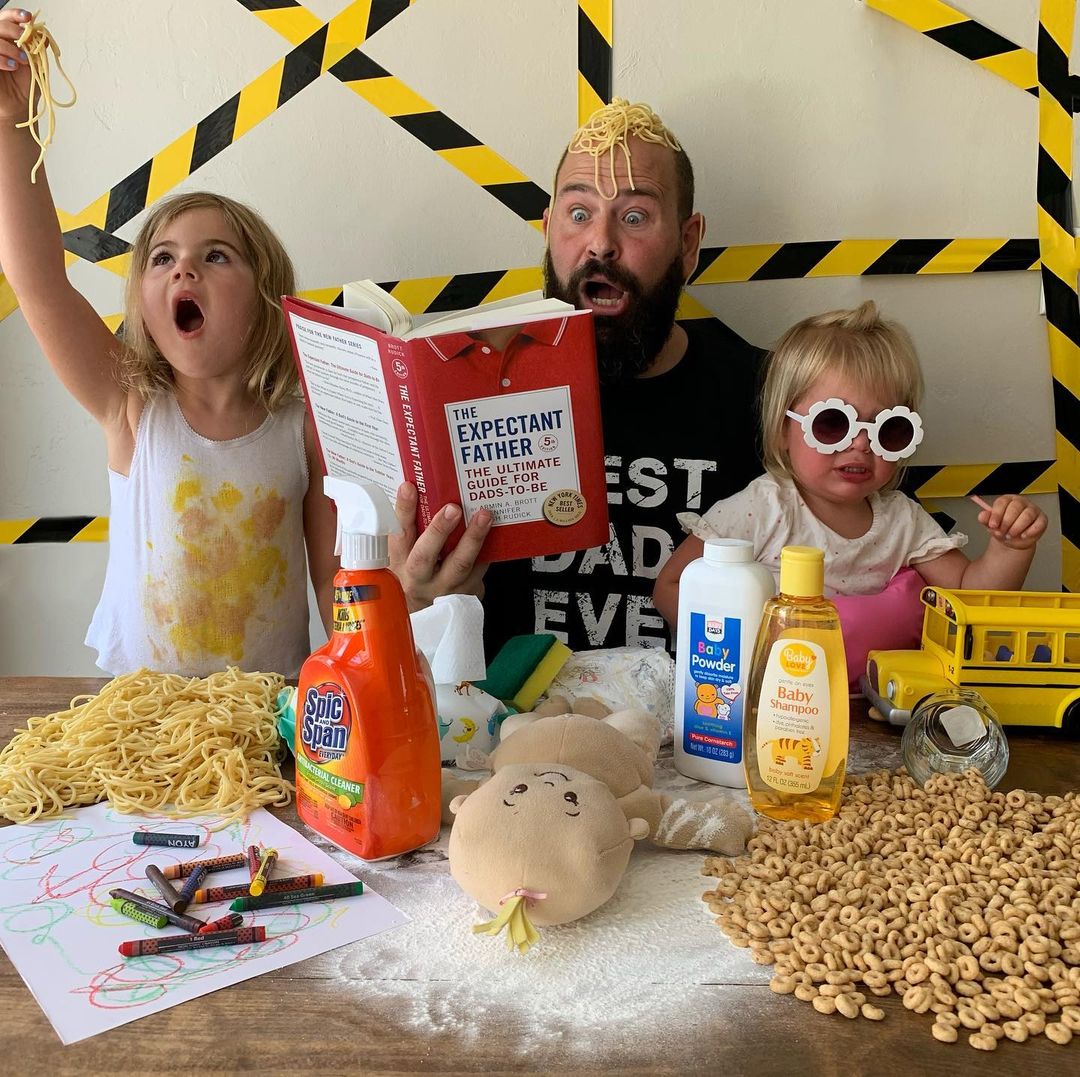 Un papa prend des photos hilarantes avec ses filles déguisées et elles sont trop adorables (40 nouvelles photos).