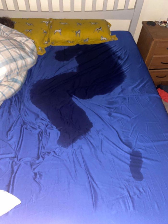 Mon ami m’a envoyé une photo de ses draps de lit après une nuit de sommeil à lutter contre la fièvre.