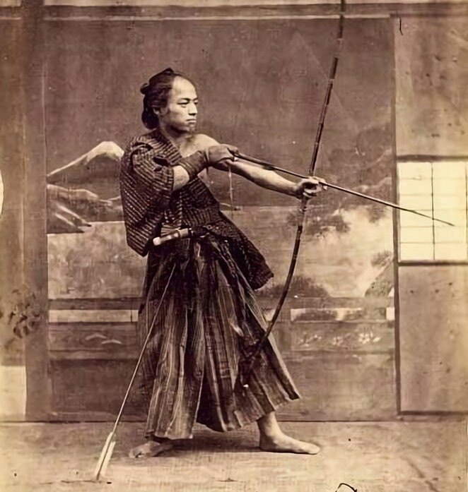 une photo d’un archer samouraï japonais prise en 1870