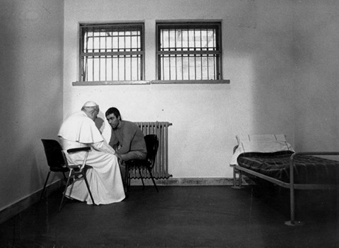 le pape saint john paul ii rencontre mehmet agca, l’homme qui a tenté de l’assassiner, 1983